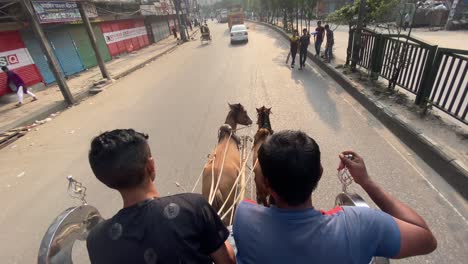 Zwei-Pferde-Ziehen-Eine-Pferdekutsche-Auf-Der-Stadtstraße-Von-Dhaka