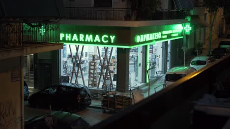 Farmacia-Con-Un-Llamativo-Letrero-De-Neón-Abierto-En-Atenas-Por-La-Noche