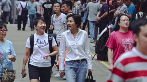 Zeitlupe-Einer-Generationenfamilie-Aus-Hongkong,-Die-Durch-Die-überfüllte-Straße-Geht