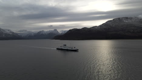 Ferry-boat-cruising-on-Ulls-fjord-in-the-arctic-waters-of-Norway,-aerial