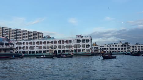 Traditionelle-Holzboote-Mit-Personentransport-Auf-Den-Gewässern-Des-Buriganga-Flusses,-Im-Hafen-Von-Sadarghat-Im-Alten-Dhaka