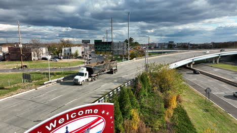 Schild-„Willkommen-In-New-Jersey“-Entlang-Der-Stark-Befahrenen-Autobahn