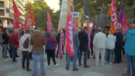 Multitud-De-Trabajadores-Con-Banderas-Cgil-Durante-La-Confederación-General-Italiana-De-Protesta-Laboral-En-Zaragoza,-España