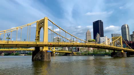 Puente-Andy-Warhol-Visto-Desde-El-Paseo-Marítimo-Del-Río-Allegheny-Con-El-Centro-De-Pittsburgh-Al-Fondo
