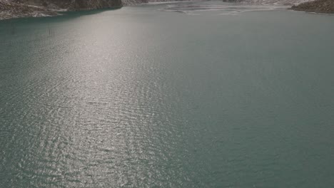 Fotografía-Aérea-Del-Paisaje-Del-Lago-Atabad-Y-Hunza,-áreas-Del-Norte-De-Gilgit-Baltistán-Pakistán
