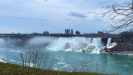Zeitlupen-Wasserfall-Der-Niagarafälle-Am-Bewölkten-Tag-Der-Amerikanischen-Seite