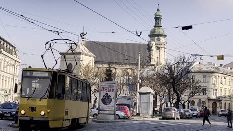 Straßenbahn-In-Lemberg,-Ukraine,-Auf-Der-Fahrbahn