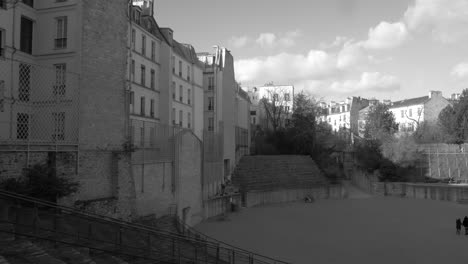 Monochrom-Der-Arenas-De-Lutece-Mit-Historischen-Gebäuden-In-Paris,-Frankreich