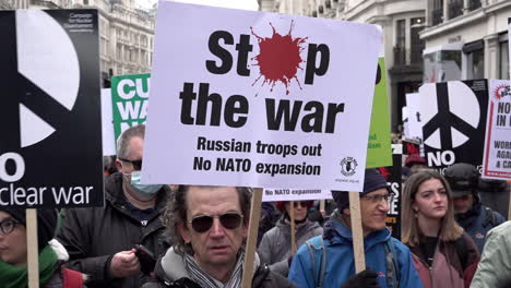 Eine-Zeitlupenaufnahme-Von-Menschen,-Die-Mit-Verschiedenen-Antikriegsplakaten-Auf-Einer-„Stoppt-Den-Krieg“-Koalition-Standen-Und-Gegen-Die-Russische-Invasion-In-Der-Ukraine-Protestierten