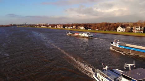 Luftaufnahme-Von-Aneinander-Vorbeifahrenden-Frachtschiffen-Entlang-Des-Flusses-Noord