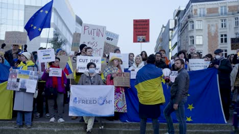 Menschen-Mit-Plakaten,-Bannern-Und-Fahnen-Protestieren-Am-Shuman-kreisverkehr-Im-Herzen-Des-Europaviertels-In-Brüssel