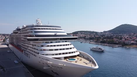 Crucero-En-El-Puerto-De-Dubrovnik,-Croacia---Vista-Aérea-De-Drones