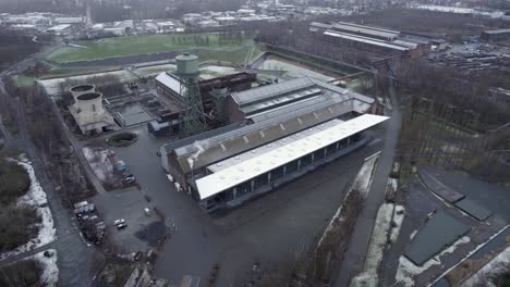 Nieve-Cayendo-Sobre-Westpark,-Parque-Industrial,antena-De-Drones,-Bochum