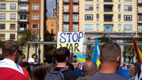Stoppen-Sie-Das-Kriegsschild,-Das-Bei-Friedensprotesten-Gegen-Den-Krieg-In-Der-Ukraine-In-Der-Menschenmenge-Hochgehalten-Wird