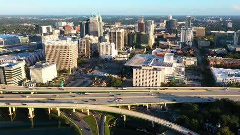 4K-Aerial-panning-clip-down-the-408-Expressway-in-downtown-Orlando,-Florida