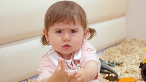 Bezauberndes-Porträt-Eines-Kleinkindes-Mit-Verärgertem-Gesichtsausdruck