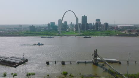 Iconic-Gateway-Arch-National-Park-Monument-in-St