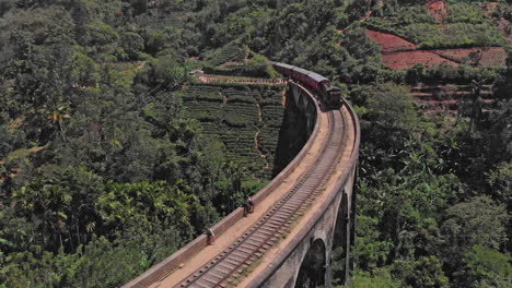 Tren-Pasando-Por-El-Puente-De-Nueve-Arcos-En-Sri-Lanka