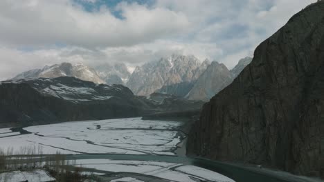 Toma-De-Drones-Del-Puente-Colgante-Hussaini-Sobre-El-Río-Hunza-En-Las-Montañas-Nubladas-Del-Himalaya
