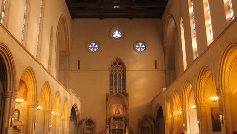 Mirando-Hacia-El-Pasillo-Y-El-Interior-De-La-Histórica-Y-Famosa-Iglesia-De-Santa-Chiara-En-Nápoles,-Italia