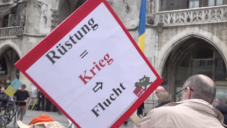 Eine-Person-Hält-Ein-Schild-Auf-Deutsch-Während-Einer-Antikriegsdemonstration-In-München,-Bayern,-Deutschland