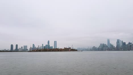 Time-lapse-of-the-Hudson-River-and-Ellis-Island-with-the-Manhattan-skyline-in-the-background