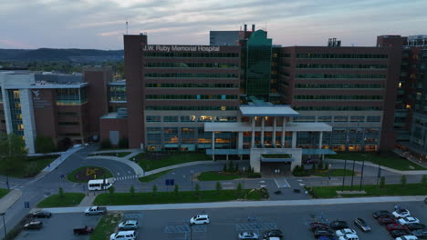 JW-Ruby-Memorial-Hospital,-West-Virginia-University-Medicine,-Pädiatrisches-Kinderkrankenhaus