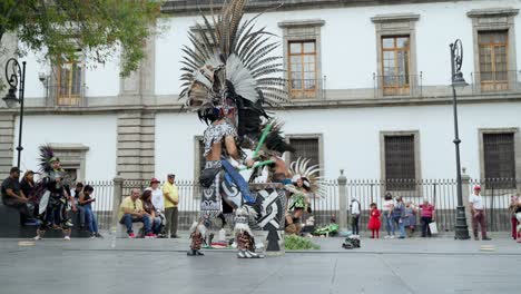 Eine-Gruppe-Mexikanischer-Tänzer-Trommelt-Bei-Der-Concheros-De-La-Magdalena-Prozession-In-Mexiko-Stadt