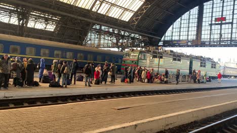 Refugiados-Esperando-El-Próximo-Tren-A-Polonia-En-La-Estación-De-Tren-De-Lviv
