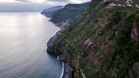 Epische-Landwirtschaftliche-Praktiken-Der-Bewirtschaftung-Von-Terrassenfeldern-An-Steilen-Hängen,-Madeira