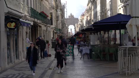 Touristen-Und-Menschen,-Die-Die-Berühmte-Straße-Rua-Augusta-In-Der-Innenstadt-Von-Lissabon-Entlang-Der-Fantastischen-Esplanade-Cafés-Spazieren-Gehen