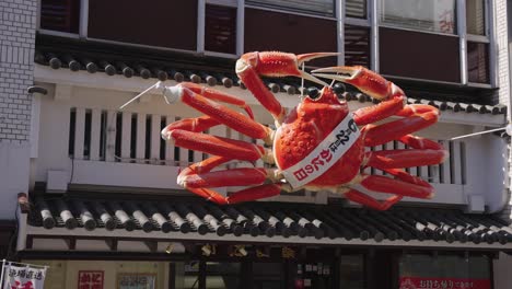 Japanese-Crab-Restaurants-on-popular-Dotonburi-Street,-Osaka-Central-Shopping