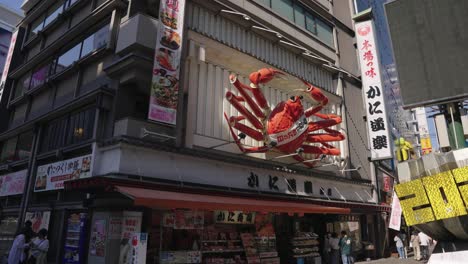 Riesenkrabbenschild-Und-Restaurants-Entlang-Der-Dotonbori-Straße-In-Minami-Osaka