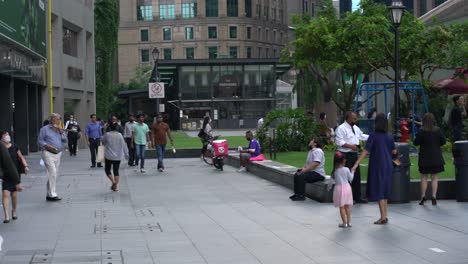 Gente-Caminando-En-Raffles-Place,-Distrito-Central-De-Negocios-En-Singapur