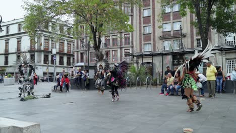 Gruppe-Von-Tänzern,-Die-Auf-Der-Straße-Bei-Den-Concheros-In-Mexiko-Stadt-Auftreten