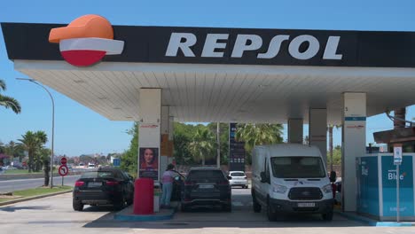 An-Einer-Tankstelle-Des-Spanischen-Energie--Und-Petrochemieunternehmens-Repsol-In-Spanien-Stehen-Fahrzeuge-Schlange,-Um-Benzin-Nachzufüllen