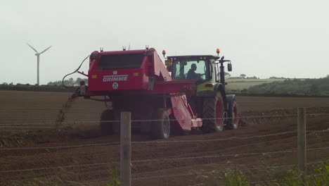 Agricultor-Tirando-De-Maquinaria-Pesada-Usando-Tecnología-De-Separación-Para-Cultivar-Suelo-Con-Un-Tractor-Arando-El-Campo