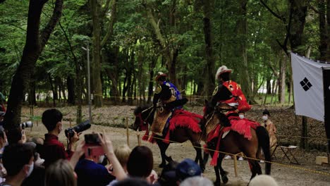 Japanisches-Traditionelles-Pferdebogenschießen,-Yabusame
