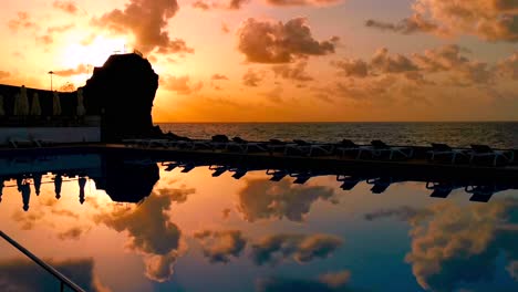 Wunderschöne-Sonnenuntergangsreflexion-In-Einem-Pool-Vor-Dem-Strand