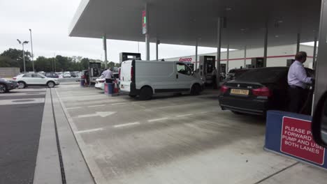 Drivers-Queuing-To-Buy-Petrol-At-Costco-Fuel-Station-Located-In-Watford,-England,-UK