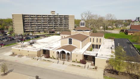 Aerial-Pedestal-backward-shot-of-Saint-Sarkis-Armenian-Apostolic-Church,-Dearborn-Michigan,-USA