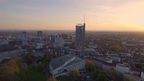 Wunderschöne-Luftaufnahme-Der-Stadt-Essen-In-Deutschland-Bei-Sonnenuntergang