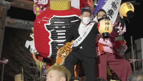 Japanische-Einheimische-Feiern-In-Der-Nacht,-Jahr-Des-Tigers-Sagicho-Festival-4k