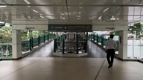People-walking-Ratchaprasong-skywalk--towards-ChitLom-BTS-Station