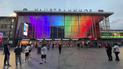 Regenbogenbeleuchtung-Zu-Ehren-Der-Pride-Paraden-Am-Kölner-Hauptbahnhof