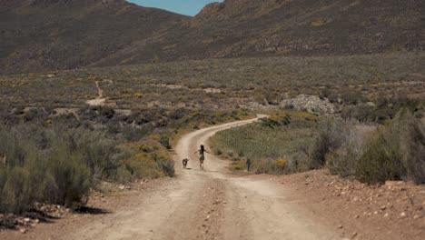 Mujer-Corre-Con-Su-Perro-En-El-Desierto-De-La-Naturaleza