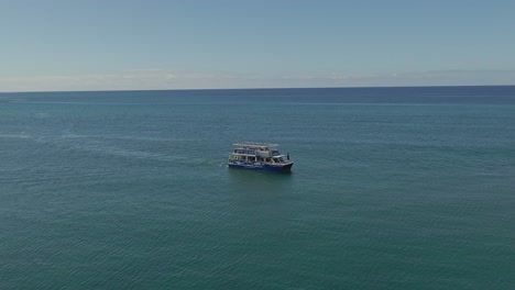 Barco-Turístico-Que-Regresa-De-Un-Día-Divertido-En-Oahu-Hawaii-En-Un-Día-Soleado