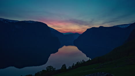 Dusk-to-night-transition-lake-valley-timelapse-blue-hour