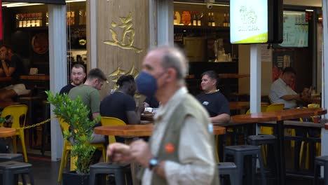 Office-workers-after-work-hours-outdoor-drinks-at-Raffles-Place,Central-business-district-in-Singapore
