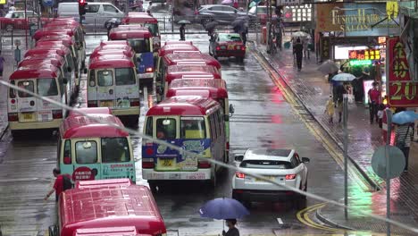 Una-Filmación-Dinámica-De-Los-Autobuses-De-Luz-Pública-Roja-Mientras-Hacen-Cola-En-Sus-Terminales-En-Hong-Kong